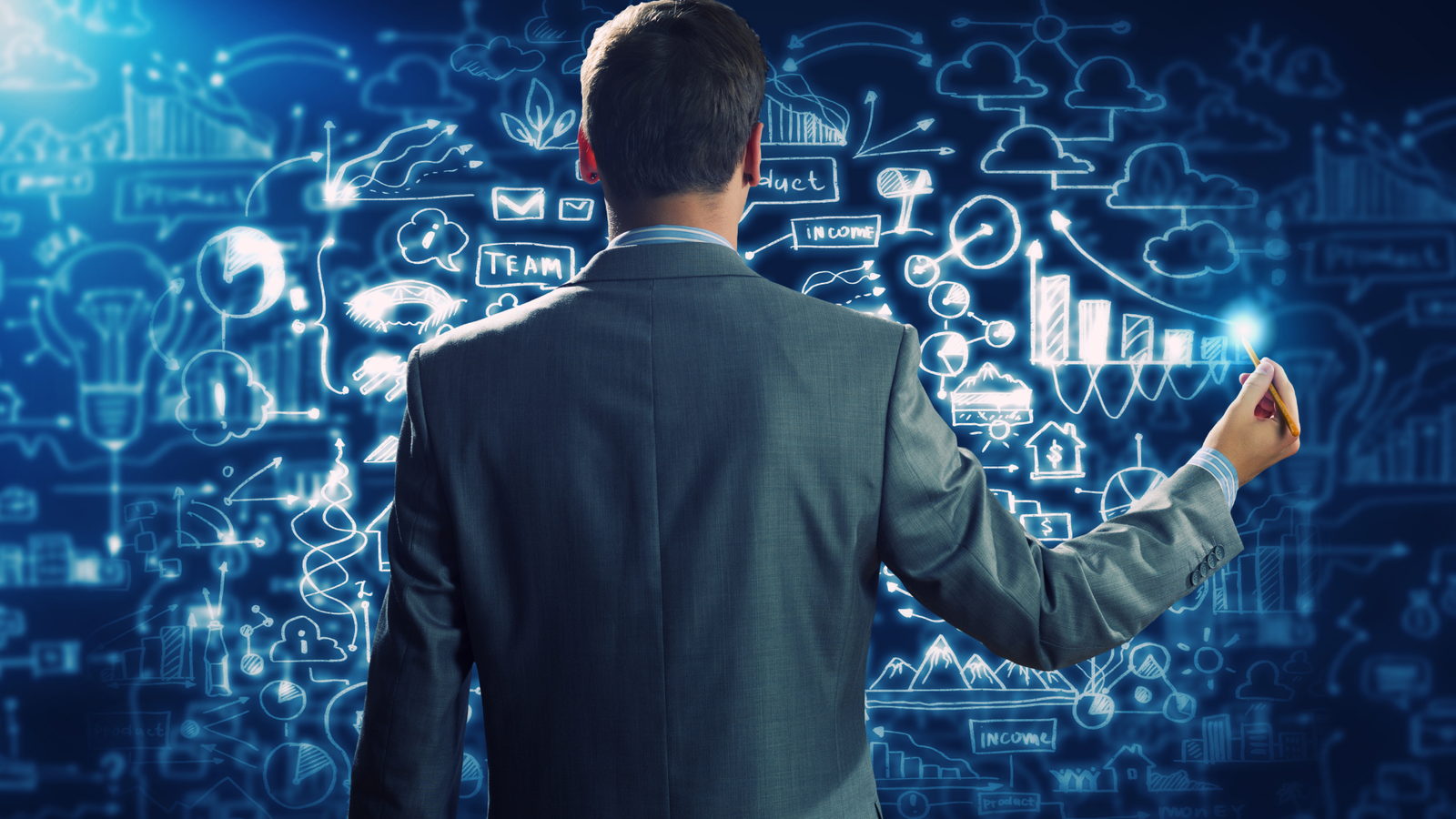 Homem de negócios analisando planejamento financeiro e sucessório com estrutura offshore, diante de gráficos e estratégias globais digitais.